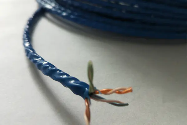 ¿Cuáles son los requisitos especiales para cables y alambres especiales?